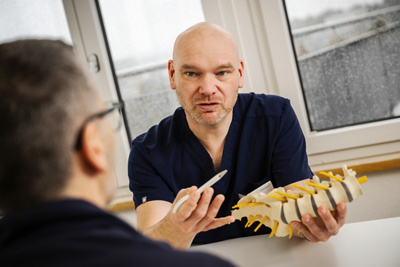 10_11_APdM_2_24_Bandscheibe Gespräch