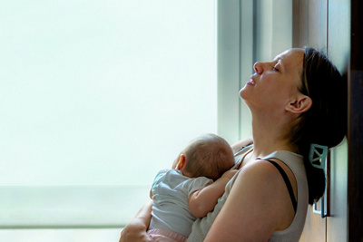 Mutter hält schlafendes Baby auf dem Arm