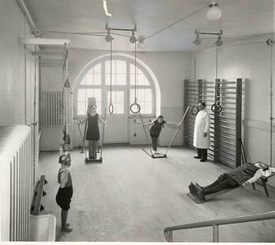 1930 Bezug der neu erbauten Frauenklinik