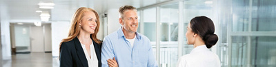 Pflegende mit Patient und Partnerin