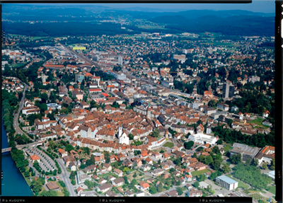 Aarau, von Westen, Stadtzentrum, Agglomeration, Altstadt, Eisenbahnlinie, Aare