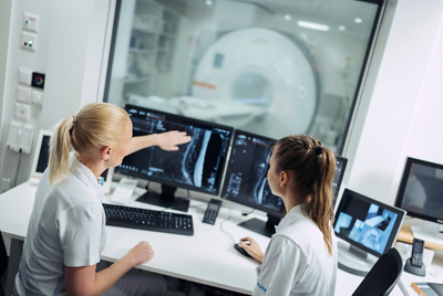 Die Positronen-Emissions-Tomography (PET) ermöglicht, Zielstrukturen im Körper sichtbar zu machen. 