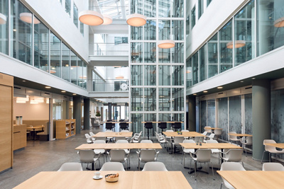 Bistouri und Innenhof Hirslanden Klinik Birshof