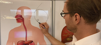 Dr. Stefan Groth erklärt, wie man Darmkrebs im Frühstadium behandeln kann.