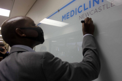 Dr Matambo and Newcastle Mayor unveil memorial wall at Mediclinic Newcastle 6