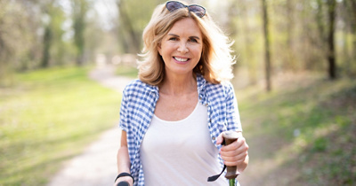 Frau_beim_Nordic_Walking_1200x628