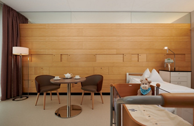 Geburtenabteilung-Klinik-Hirslanden-Privé-Tisch-und-Stuehle