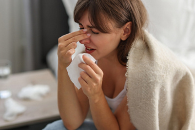 Mann in Behandlung für eine Sinusitis