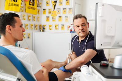 Dr. Dünkel behandelt einen Patienten