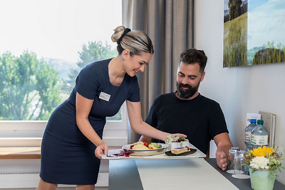 Klinik Stephanshorn Privezimmer OG4 mit Essenservice am Tisch