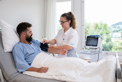 Klinik Stephanshorn Halbprivatzimmer OG4 Blutdruck Pflege