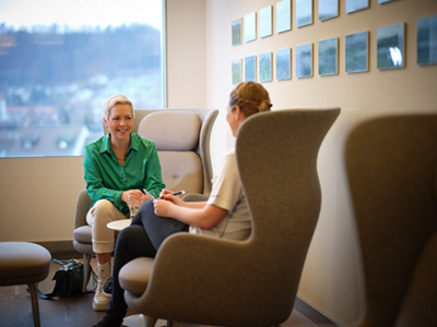 Pflegefachfrau im Gespräch mit Onkologie-Patientin