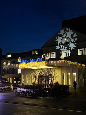 Haupteingang an Weihnachten Klinik Hirslanden_hoch 01