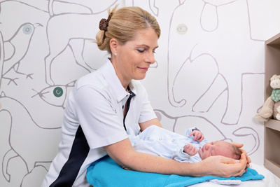 Hebamme mit Schwangeren Geburtenabteilung Klinik Im Park