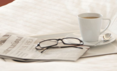 Hirslanden-prive-bett-mit-zeitung-und-kaffee-470px