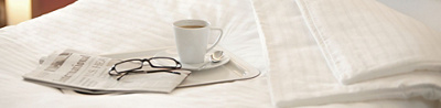 Hirslanden Privé Patientenbett mit Zeitung und Kaffee