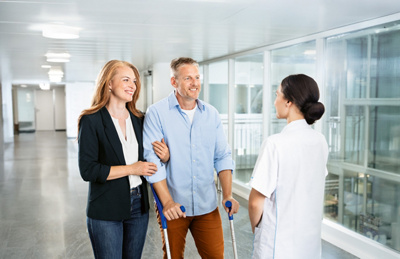 Pflegefrachfrau betreut Patient in der Hirslanden Klinik Birshof