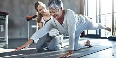 Frau macht Übungen um die Hüfte zu stärken