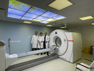 Spécialistes en médecine nucléaire dans la salle du PET/CT du centre des Grangettes à Genève