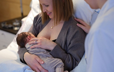 Junge Mutter beim Stillen