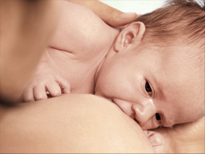 Baby nuckelt an der Brust