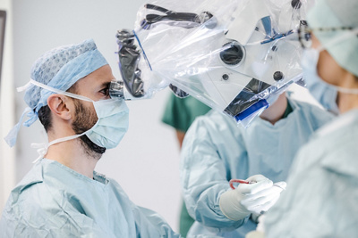 Dr Andrea Bartoli avec du matériel de pointe en neurochirurgie