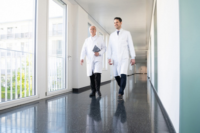 PD Dr. med. Hansjörg F. Leu in der Klinik Hirslanden und PD Dr. med. Benedikt Burkhardt