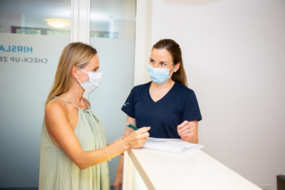 Patientin-am-Empfang-Check-up-Zentrum-Hirslanden-2-1