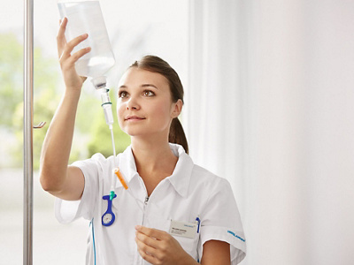 Infirmière mettant en place une perfusion