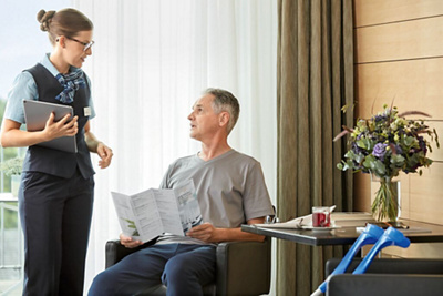 Notre Guest Relation souhaite la bienvenue au patient.