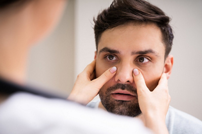Mann in Behandlung für eine Sinusitis