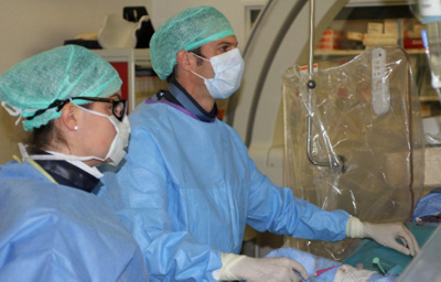 Professor Dudeck bei der Durchführung einer Mikro-Embolisation.