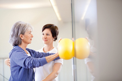Patientin mit Physiotherapeutin