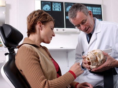 Arzt im Gespräch mit Patientin