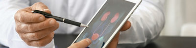 Urologe erklärt Abbildung auf iPad
