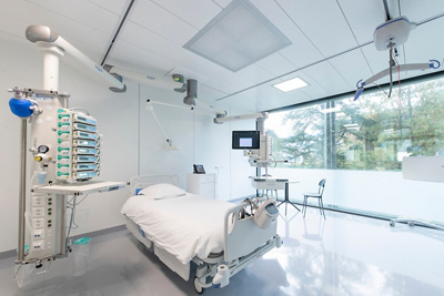 Spacious room open to the outside of the intensive care unit of the Clinique des Grangettes