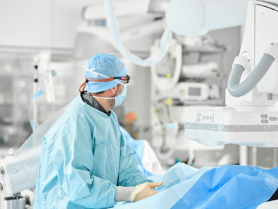 Intervention médicale du Dr Bréguet en salle de cathétérisme à la Clinique des Grangettes