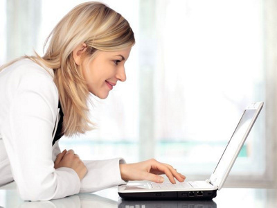 Frau shoppt online Babykleidung