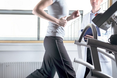 Médecin avec patiente courant sur un tapis roulant