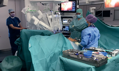 Installation des Da-Vinci-Roboters für die laparoskopische Operation