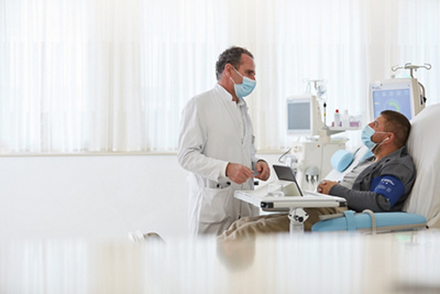 Prof. Serra mit Patient