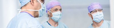 chirurgisches Ärzteteam in steriler Kleidung