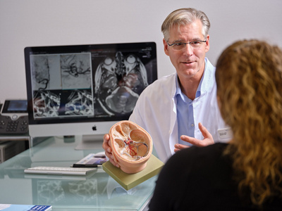 Prof. Hopf mit Patientin