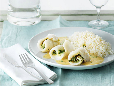 Mann trinkt Wasser beim Wandern