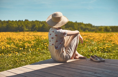 frau-sonne-blumenfeld-sonnenhut