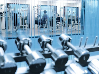 gewichte-fitnessraum-fitnessstudio