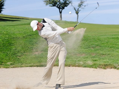 Golfer beim Abschlag