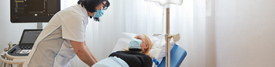 Patientin an Dialysegerät