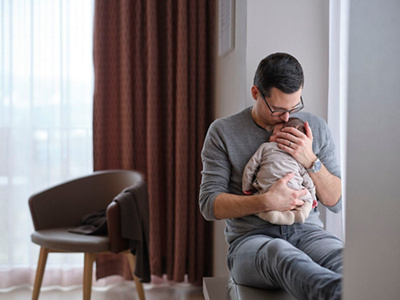 Vater mit Baby