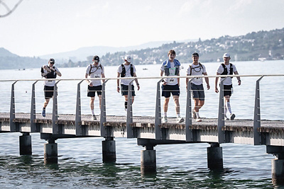 Läufer des Walk the Lake auf Steg am Zürichsee